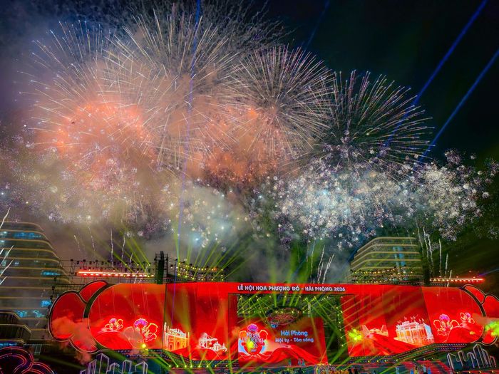  Pháo hoa rực rỡ trên bầu trời Hải Phòng trong đêm khai mạc Lễ hội Hoa Phượng Đỏ 2026. Ảnh: NS 