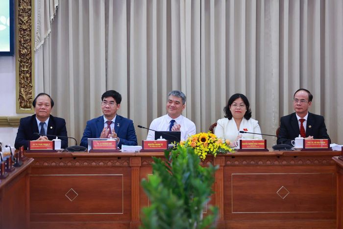 Các đại biểu chủ trì Hội thảo khoa học “Luật Đô thị đặc biệt - đột phá thể chế cho TP.HCM”. Ảnh: BTC