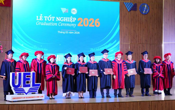  Các tân tiến sĩ nhận bằng tốt nghiệp. Ảnh: UEL 