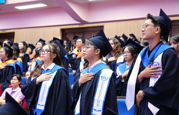  Các tân khoa thực hiện nghi thức “Tri ân phụ huynh và thầy cô”. Ảnh: UEL 
