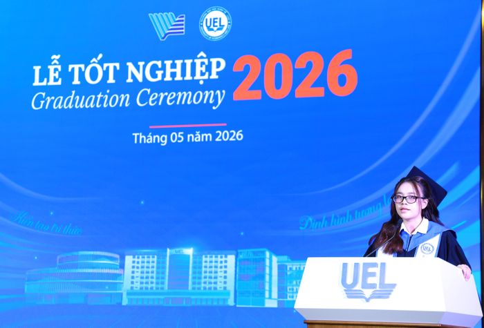  Tân cử nhân Lê Nguyễn Thùy An, Thủ khoa trường, đại diện các tân khoa phát biểu cảm nghĩ. Ảnh: UEL 