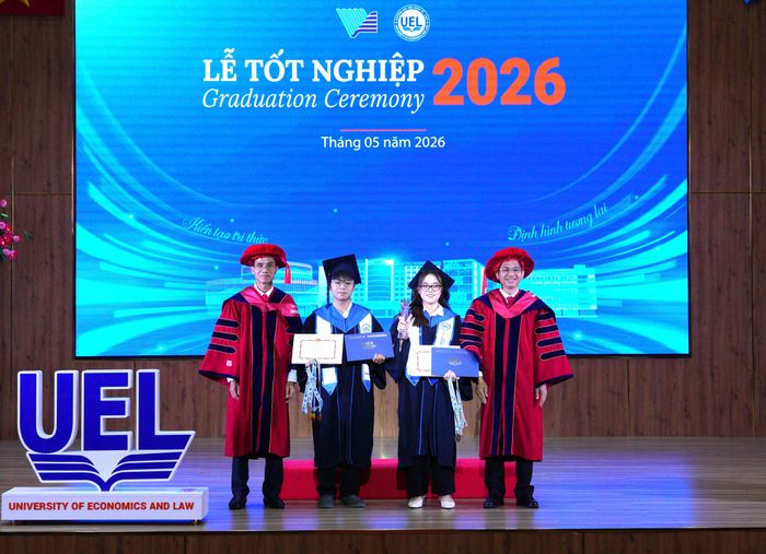  Các thủ khoa và á khoa tốt nghiệp toàn khóa nhận khen thưởng và và bằng cử nhân từ lãnh đạo nhà trường. Ảnh: UEL 