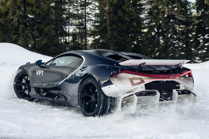  Tại nơi thường xuyên có nhiệt độ dưới -30°C, các chuyên viên của Bugatti phải tranh thủ mọi lúc để có thể kiểm định chiếc xe với các hạng mục như hệ thống điều hòa, chức năng ABS và ESC, hệ thống kiểm soát lực kéo... 