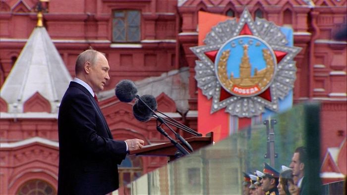  Theo hãng tin lưu vong Agentsvo, lần đầu tiên một cựu binh tham gia cuộc chiến tại Ukraine được sắp xếp ngồi cạnh Tổng thống Vladimir Putin trong buổi lễ. Ông Leonid Ryzhov, người chỉ huy một lữ đoàn bộ binh cơ giới từng tham chiến tại vùng Luhansk của Ukraine trong những tháng đầu xung đột, được nhìn thấy ngồi bên trái ông Putin trên khán đài danh dự. 