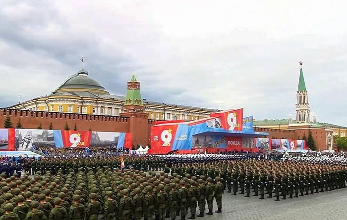  Theo Tass, buổi lễ mở màn bằng nghi thức diễu binh của đội tiêu binh thuộc Trung đoàn Preobrazhensky, rước quốc kỳ và Lá cờ Chiến thắng huyền thoại tiến vào quảng trường. 