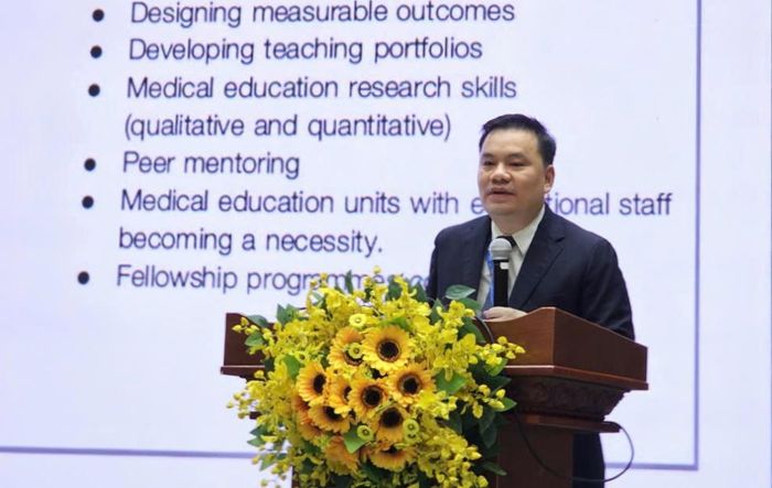  PGS.TS Nguyễn Trọng Hào báo cáo tại hội nghị sáng 9/5. Ảnh: Nguyễn Thuận. 