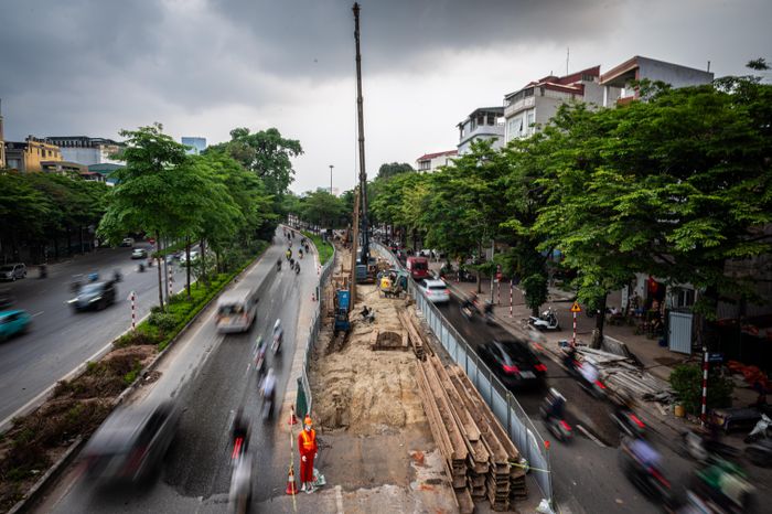  Đoạn 9 là hệ thống kênh hộp chạy giữa lòng đường Võ Chí Công đến đường Hoàng Quốc Việt, dẫn nước vào sông Tô Lịch, dài 1.983 m. Tại đoạn đường Bưởi - Hoàng Quốc Việt, điểm cuối dẫn nước về sông Tô Lịch, đơn vị thi công đang lắp đặt các tuyến ống cỡ lớn và hoàn thiện hạng mục xả. 