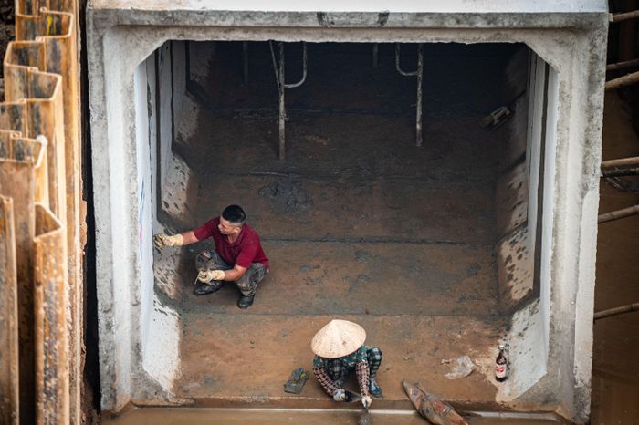  Trên công trường, đơn vị thi công đang chia 3 ca 4 kíp ra làm ngày đêm, chia ra các mũi từ đầu đến cuối tuyến để triển khai song song nhiều hạng mục, nhiều mũi thi công về đích đúng hạn. 