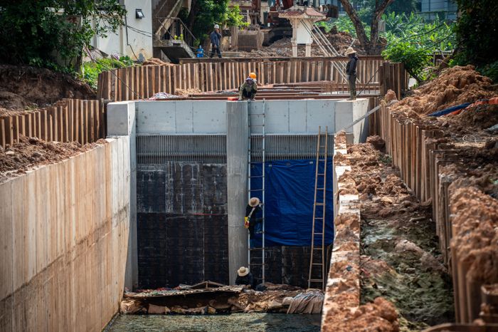  Tại khu vực trạm bơm Thụy Phương, dự án sẽ xây dựng hệ thống cống đầu mối, bể hút và cống ngầm chuyển tiếp. Kênh dẫn nước thiết kế theo dạng kênh hở hình chữ nhật, bề rộng thông thủy 6,15 m. 
