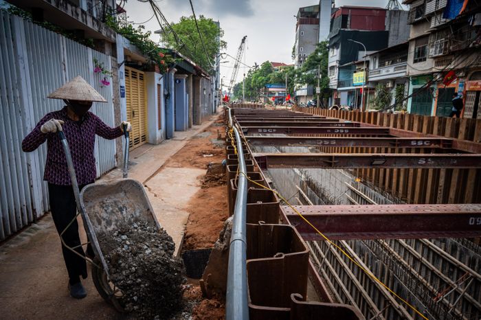  Đoạn hai có kênh dẫn dài 379 m, đi từ đường Hoàng Tăng Bí đến hết Đại học Y tế Công cộng (phường Đông Ngạc). Hình ảnh tại đoạn kênh chạy qua ngõ 104 Thụy Phương. 