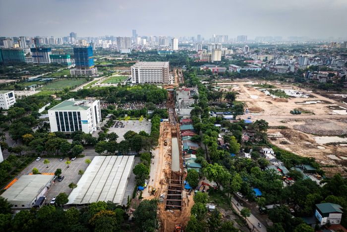  Đoạn 3 và đoạn 4 của tuyến kênh dài 1.021 m, chạy từ Đại học Y tế Công cộng qua Học viện Tài chính đến Đại học Mỏ - Địa chất, sử dụng kênh hở hình chữ nhật, kết hợp hệ thống ống cống đặt theo hiện trạng lòng kênh. 