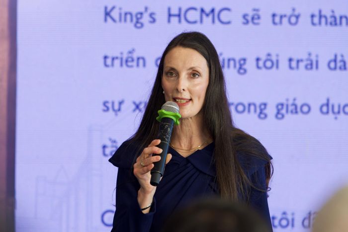  TS Anne Cotton chia sẻ về kế hoạch hoạt động của King’s College Wimbledon TP.HCM trong thời gian tới. Ảnh: Thái An. 