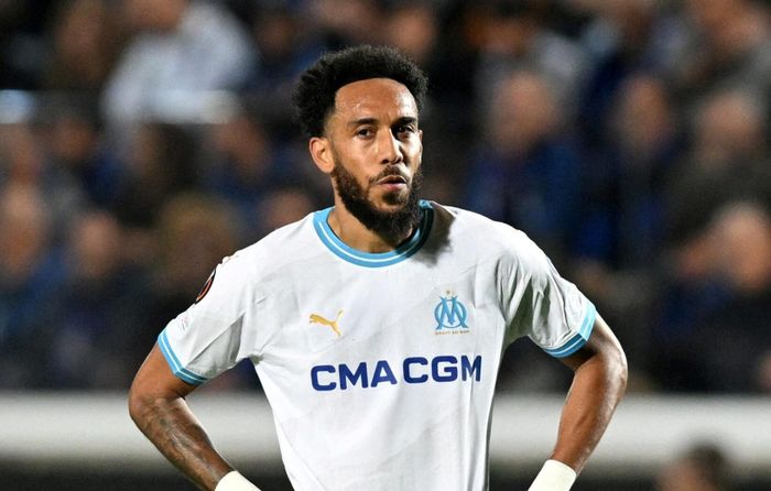Aubameyang có hành vi gây sốc.