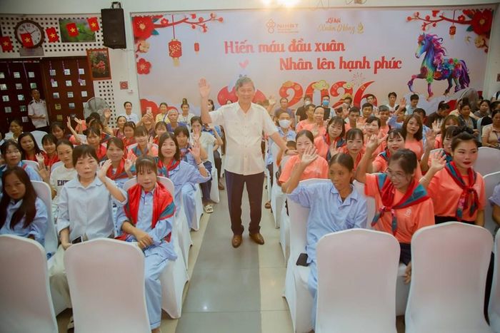 GS.Nguyễn Anh Trí, nguyên Viện trưởng Viện Huyết học - Truyền máu Trung ương cùng các bệnh nhân