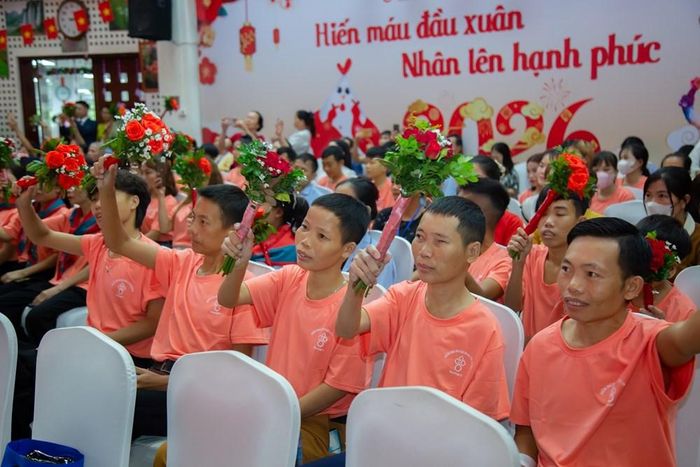 Những người bệnh phải được truyền máu và thải sắt suốt đời