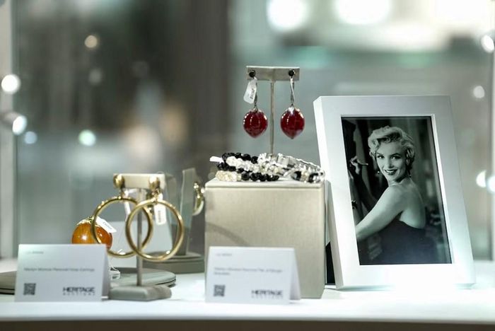 Các kỷ vật thuộc về người mẫu kiêm ngôi sao điện ảnh quá cố Marilyn Monroe được trưng bày trước cuộc đấu giá sắp tới tại Los Angeles