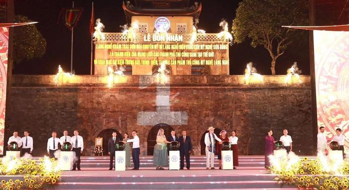Các đại biểu thực hiện nghi thức khai mạc sự kiện hoạt động trưng bày, trình diễn, tạo tác sản phẩm làng nghề tiêu biểu của Hà Nội và các tỉnh, thành phố trong cả nước