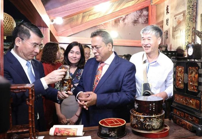 Các đại biểu tham quan không gian trưng bày tại sự kiện