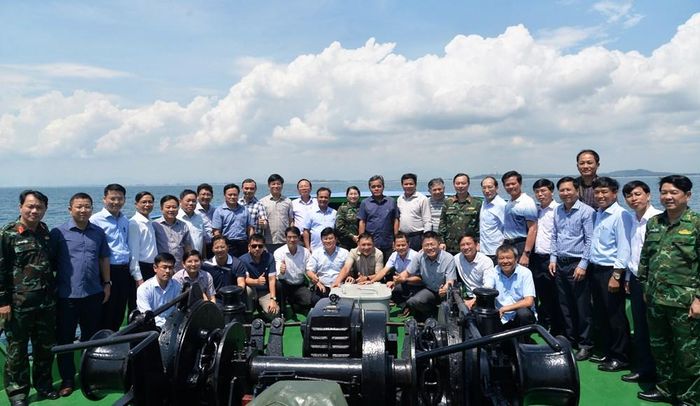 Lãnh đạo tỉnh và đại biểu tham gia chuyến khảo sát chụp hình lưu niệm