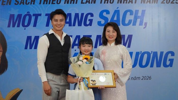 NSND Mỹ Uyên và NSƯT Võ Minh Lâm trao giải Nhì cho thí sinh Văn Huỳnh Ngọc Diệp
