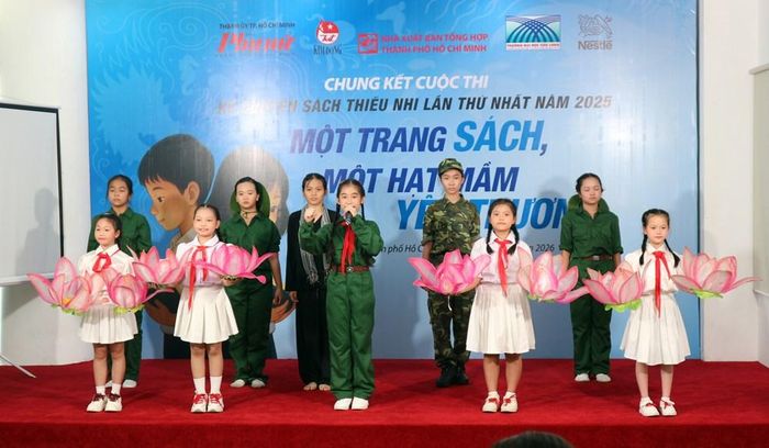 Phạm Minh Bảo Ngọc với phần kể chuyện tác phẩm "Mưa đỏ"