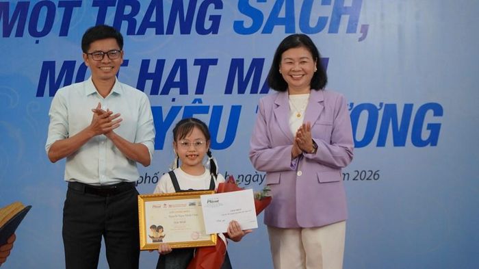 Ông Trần Đình Ba - Phó Giám đốc, Phó Tổng biên tập NXB Tổng Hợp TP.HCM và bà Lý Việt Trung – Tổng Biên tập Báo Phụ nữ TP.HCM trao giải Nhất cho thí sinh Nguyễn Ngọc Minh Châu