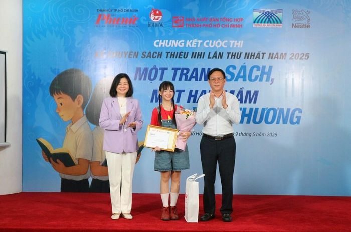 Ông Nguyễn Ngọc Hồi - Phó Giám đốc Sở Văn hóa và Thể thao TP.HCM và bà Lý Việt Trung – Tổng Biên tập Báo Phụ nữ TP.HCM trao giải Khuyến đọc cho thí sinh