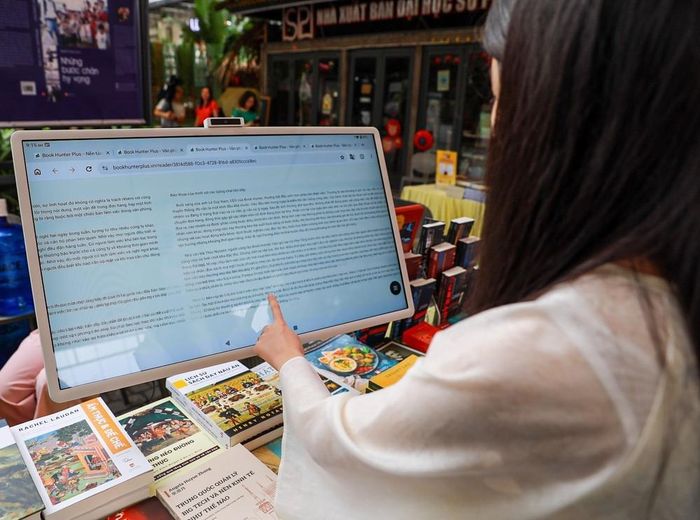 Trải nghiệm đọc sách số tại Hội sách và văn hóa đọc Hà Nội 2026. Ảnh: Khánh Hòa – TTXVN