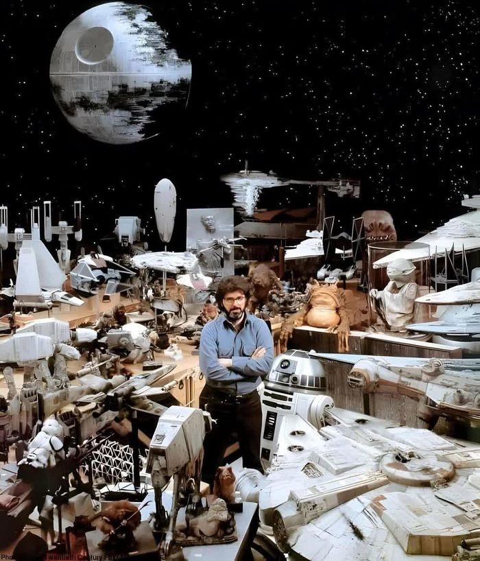 George Lucas đứng giữa các đạo cụ phim “Star Wars”