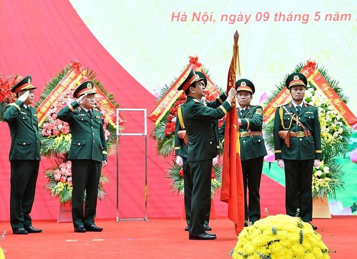 Đại tướng Phan Văn Giang, Ủy viên Bộ Chính trị, Phó Thủ tướng Chính phủ, Bộ trưởng Bộ Quốc phòng trao danh hiệu Anh hùng lực lượng vũ trang nhân dân cho Cục 16 (Tổng cục II) - Ảnh: VGP/Nguyễn Hoàng