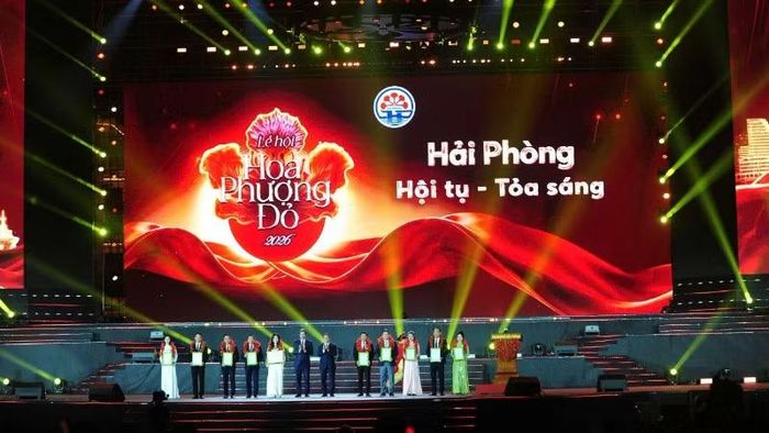 Lãnh đạo thành phố Hải Phòng trao các Quyết định công nhận Khu du lịch thành phố và chứng nhận “Cơ sở du lịch đạt tiêu chí Du lịch Xanh thành phố Hải Phòng”.