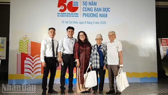 Nhiều nhà văn nổi tiếng viết cho thiếu nhi đến tham dự Lễ kỷ niệm 50 năm thành lập chi nhánh Nhà xuất bản Kim Đồng tại Thành phố Hồ Chí Minh. (Ảnh: Linh Bảo)