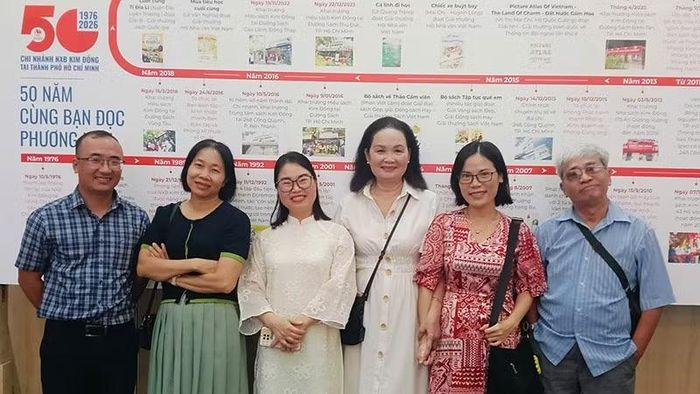 Các nhà văn tham dự lễ kỷ niệm. (Ảnh: Nhà xuất bản Kim Đồng)