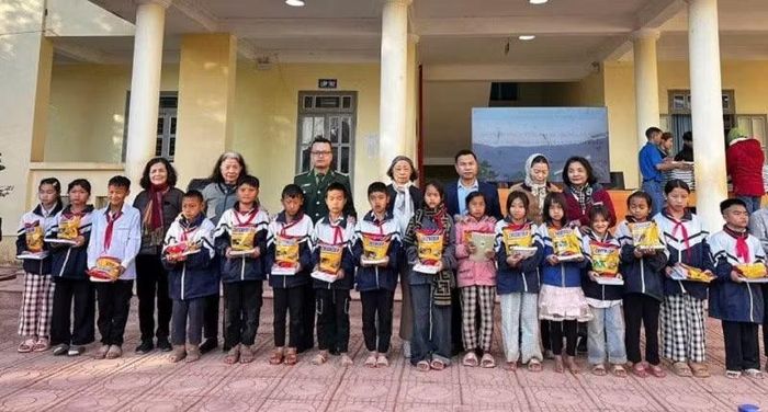 Đồn biên phòng Na Cô Sa kết nối các nhà hảo tâm để hỗ trợ đồ dùng học tập cho học sinh biên giới trên địa bàn.