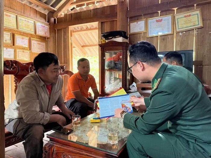 Cán bộ biên phòng Đồn Na Cô Sa về bản tuyên truyền chủ trương chuyển đổi cây trồng của tỉnh và hướng dẫn chuyển đổi số đến nhân dân.