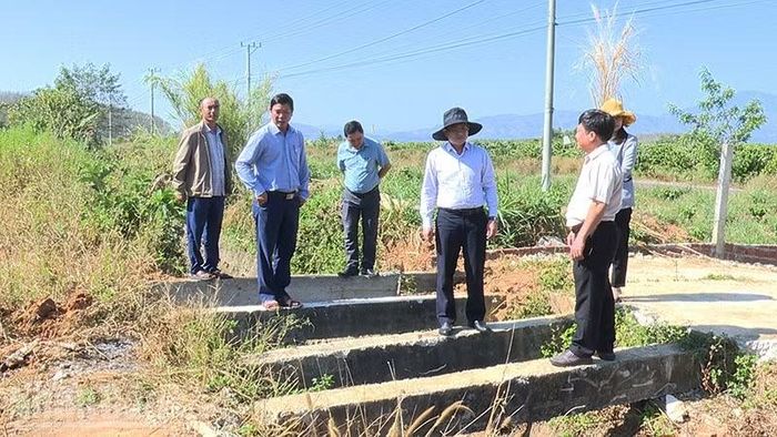 Đồng chí Nguyễn Minh Vương (thứ tư từ trái sang) kiểm tra hiện trạng kênh cấp I tại thôn Hà Mòn 4