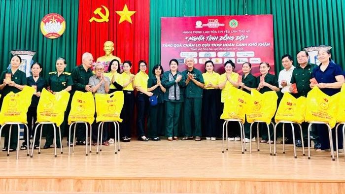 Ban tổ chức trao quà tặng các thanh niên xung phong có hoàn cảnh khó khăn ở Đồng Nai.