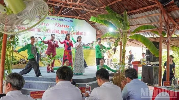 Một tiết mục văn nghệ đậm bản sắc vùng nông thôn Cà Mau trước khi phiên tọa đàm diễn ra.