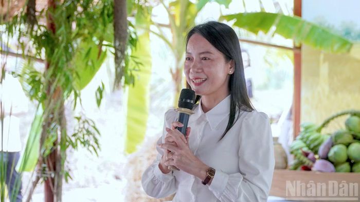 Tiến sĩ Trương Thu Trang, giảng viên Trường Đại học Bạc Liêu chia sẻ ý tưởng về vùng quê đáng sống tại buổi tọa đàm diễn ra ở Cà Mau.