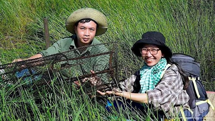 Trải nghiệm đặt lờ bắt cá đồng ở vùng quê miệt rừng U Minh Hạ, tỉnh Cà Mau.