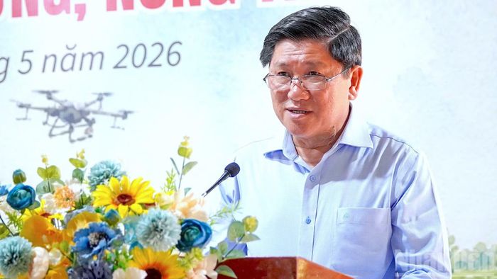 Phó Chủ tịch Ủy ban nhân dân tỉnh Cà Mau Lê Văn Sử phát biểu tiếp thu các gợi mở tại buổi tọa đàm và chia sẻ kế hoạch hành động của Cà Mau nhằm xây dựng nông thôn trở thành vùng quê đáng sống.