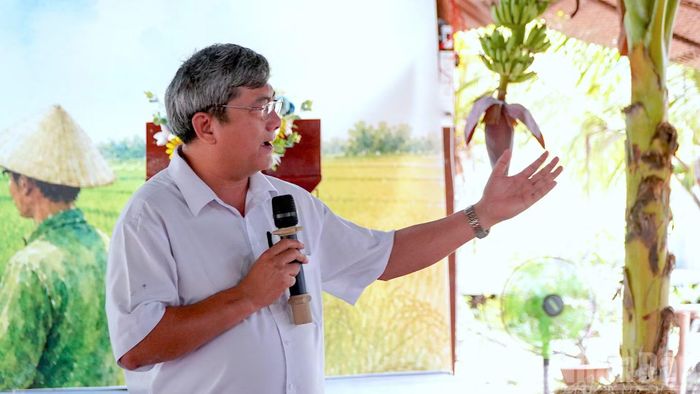 Tiến sĩ Trần Minh Hải, Phó Hiệu trưởng Trường Chính sách công và Phát triển nông thôn tham gia ý kiến tại buổi tọa đàm về nâng cao chuỗi giá trị kinh tế nông thôn.