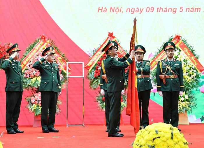 Phó Thủ tướng, Bộ trưởng Quốc phòng Phan Văn Giang trao danh hiệu Anh hùng lực lượng vũ trang nhân dân cho Cục 16.