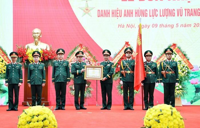  Phó Thủ tướng, Bộ trưởng Quốc phòng Phan Văn Giang trao danh hiệu Anh hùng Lực lượng vũ trang nhân dân cho Cục 16. 
