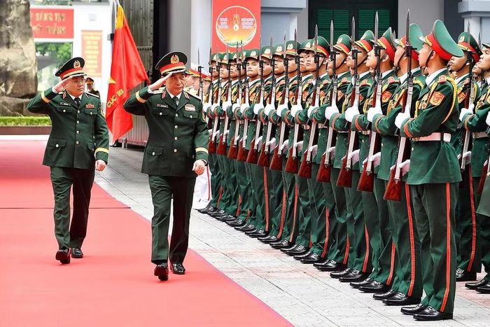 Phó Thủ tướng, Bộ trưởng Quốc phòng Phan Văn Giang duyệt đội hình danh dự.