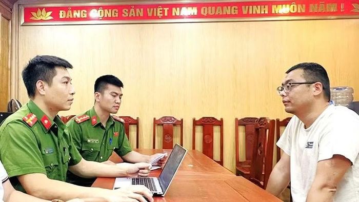 Đại diện cơ quan điều tra làm việc với đối tượng Hoàng Khởi Lôi (áo trắng).