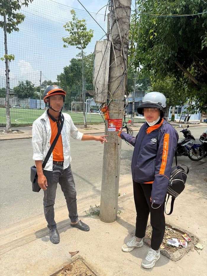 Hai người bị bắt quả tang dán quảng cáo "bẩn"