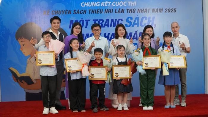 Ban tổ chức trao giải cho các thí sinh xuất sắc tại chung kết Cuộc thi Kể chuyện sách thiếu nhi năm 2025