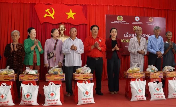 Người dân xã Thạnh An vui mừng khi được nhận quà