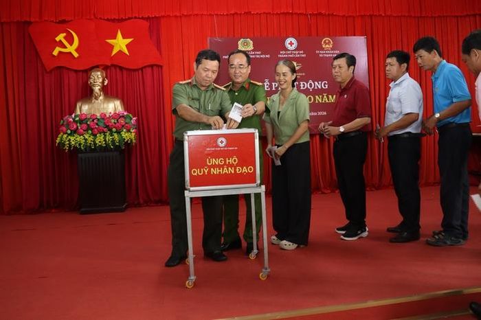 Nhiều cán bộ, chiến sĩ cùng lãnh đạo cấp ủy, chính quyền địa phương quyên góp ủng hỗ quỹ nhân đạo
